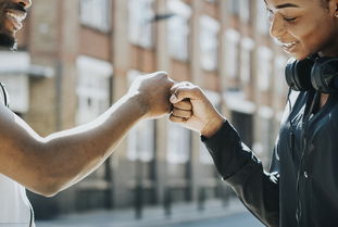 世俱杯直播-英超比赛中裁判语调与非语言行为对球员情绪波动的影响,用语言或行为对裁判员的判决表示异议