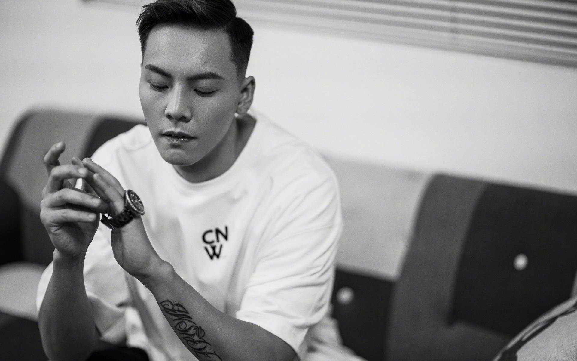 世俱杯直播-英超比赛中裁判语调与非语言行为对球员情绪波动的影响,用语言或行为对裁判员的判决表示异议